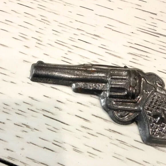 Vintage PISTOL Gun Pressed Tin Metal Pin Novelty Brooch 1950s Revolver Japan - Picture 5 of 5